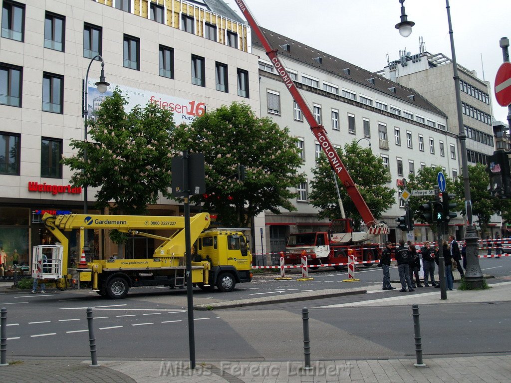 800 kg Fensterrahmen drohte auf Strasse zu rutschen Koeln Friesenplatz P31.JPG